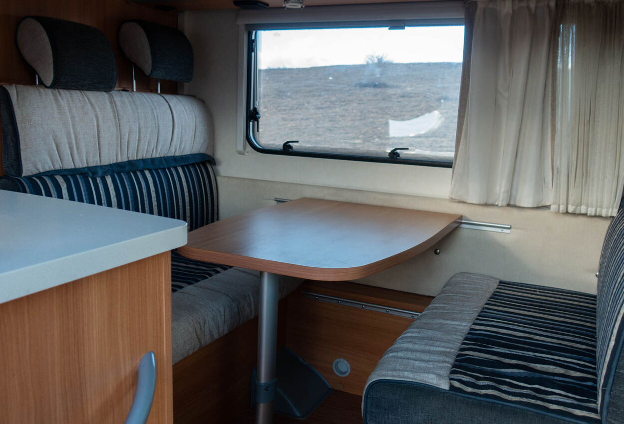 Komfortable Sitzecke Wohnmobil "Mr. Sporty" - Wohnmobil mieten Georgien